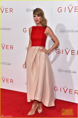 组图：斯威夫特红裙美艳 前汤嫂变身希腊女神