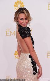 组图：女主持Keltie Knight露背诱惑亮相红毯