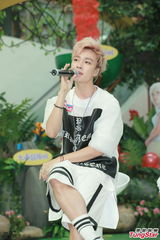 组图：韩团Boyfriend热情跳唱 赞港女眼神美