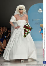 组图：同性婚礼亮相时装周 变性男模披婚纱露点