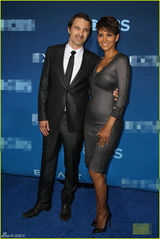 组图：哈利-贝瑞紧身裙露半球 与老公秀恩爱