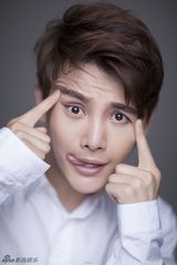 组图：孙坚写真卖萌耍呆 将鬼马精神进行到底