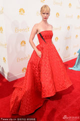 组图：《广告狂人》詹纽瑞-琼斯抹胸红裙甜美