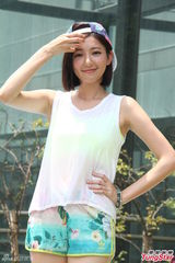 组图：郭雪芙刘以豪庆新剧收视大玩水枪