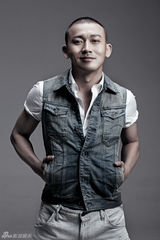 组图：聂远汽车大片展现硬汉粗犷柔情