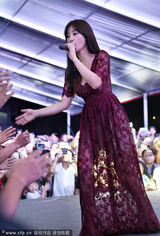 组图：柳岩爆乳透视裙亮相 大展歌喉过歌手瘾