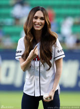 组图：梅根-福克斯为韩棒球赛开球 可爱卖萌