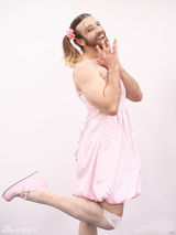 组图：“胡子小姐”代言日本游戏 口味重难直视