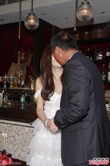 组图：温碧霞48岁生日娇羞似少女 与老公激吻