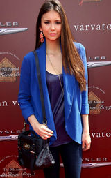 高清组图：妮娜-杜波夫蓝色西装外套搭配牛仔裤