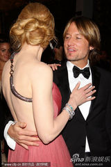 组图：妮可戛纳走秀风情露背 真空激凸艳光四射