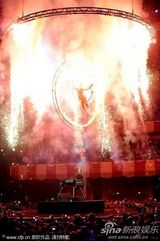 组图：艾莉西亚-凯斯黑衣自弹自唱致敬惠特尼