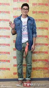 组图：成宥利郑糠云等出席时尚活动