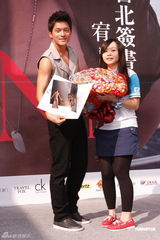 组图：宥胜签售全新写真 粉丝送其背部全裸星象图