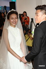 组图：纪文蕙大婚性感露半球 曾之乔杨佑宁也想婚