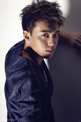 组图：陈希郡时尚写真曝光 展绅士熟男气质