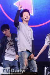 组图：男团GOT7回归秀 挥汗献唱卖力演出