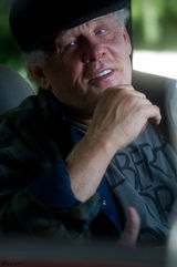 组图：《变形金刚》男主新作定档 扮腹黑记者