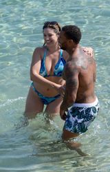 组图：乳神凯莉-布鲁克比基尼秀巨波 与男友海中戏水