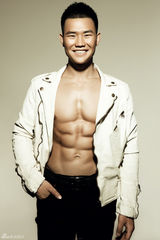 组图：谢孟伟写真大秀腹肌酷man十足