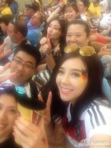 组图：宅男女神周韦彤现身德法赛场 大秀玉腿