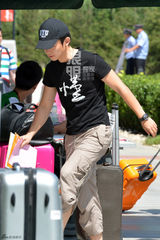 组图：少年影帝董子健开学 休闲装萌笑报到中戏