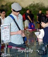 组图：东方神起孔侑等现身 胡茬微露不拘小节