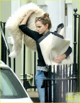 组图：同居！艾玛-沃特森与男友忙搬家共筑爱巢