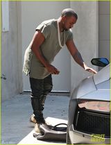 组图：坎耶反穿衣带大金链开名车土豪范儿