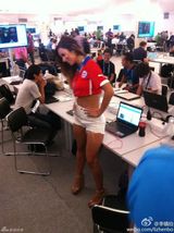 组图：智利新乳神助威世界杯 掀衣性感露胸