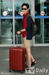 组图：韩星朴珉宇徐康俊休闲装扮现身机场