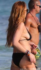 组图：林赛-罗韩游艇上当众脱衣 胸部下垂臀部干瘪