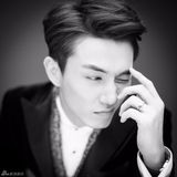 组图：戚薇李承铉婚照曝光 搞怪神情恩爱秀婚戒