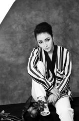 组图：柳岩曝中性硬朗写真 铿锵玫瑰帅气干练