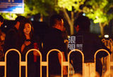 独家：刘谦携女友与友泡吧 路边合影买煎饼
