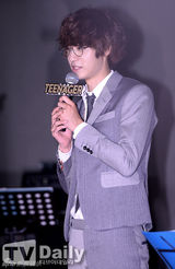 组图：郑俊英新专辑首秀 圆框眼镜卖萌搞笑