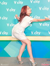 组图：钟嘉欣等出席活动 为考生打气加油