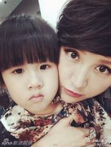 组图：贝儿梳丸子头变小清新 网友赞大长腿美女