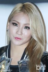 组图：崔智友被拍丑照 鼻孔朝天妆容惨白