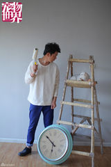 组图：郭家铭携萌猫拍写真 场面倍感温馨