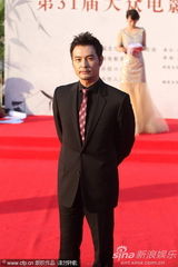 组图：连凯亮相百花红毯 黑色西服帅气