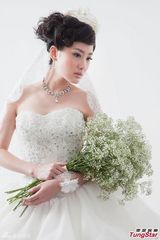 组图：蒋家旻穿婚纱拍广告 望新剧角色破格上位