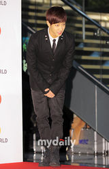 组图：韩星刘在锡再捧MBC大奖 2AM与2PM等到场助阵