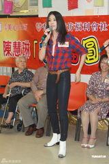 组图：陈慧琳服务中心派发月饼 预庆中秋节