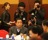 组图：宋祖英韩红两会热烈讨论 刘翔休息区吃零食