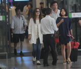 组图：赵薇穿外套现身不怕热 黑超遮面全程无语