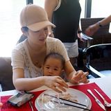 组图：黄奕带女儿铛铛与朋友欢聚 不见黄毅清