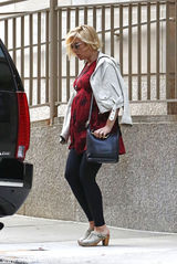 组图：斯嘉丽红裙挺大肚出街 踩高跟鞋行走吃力