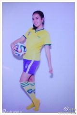 组图：李咏女儿变身足球宝贝 美少女活力四射