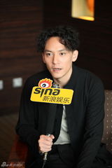 组图：张震为武侠片学耍刀 世界杯喜欢阿根廷